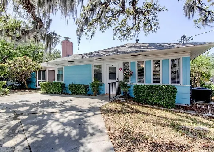 Light & Bright! Quaint Downtown Dunedin Bungalow!