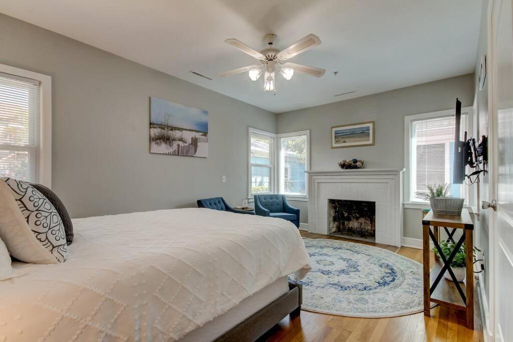 Apartment Light & Bright! Quaint Downtown Bungalow! *