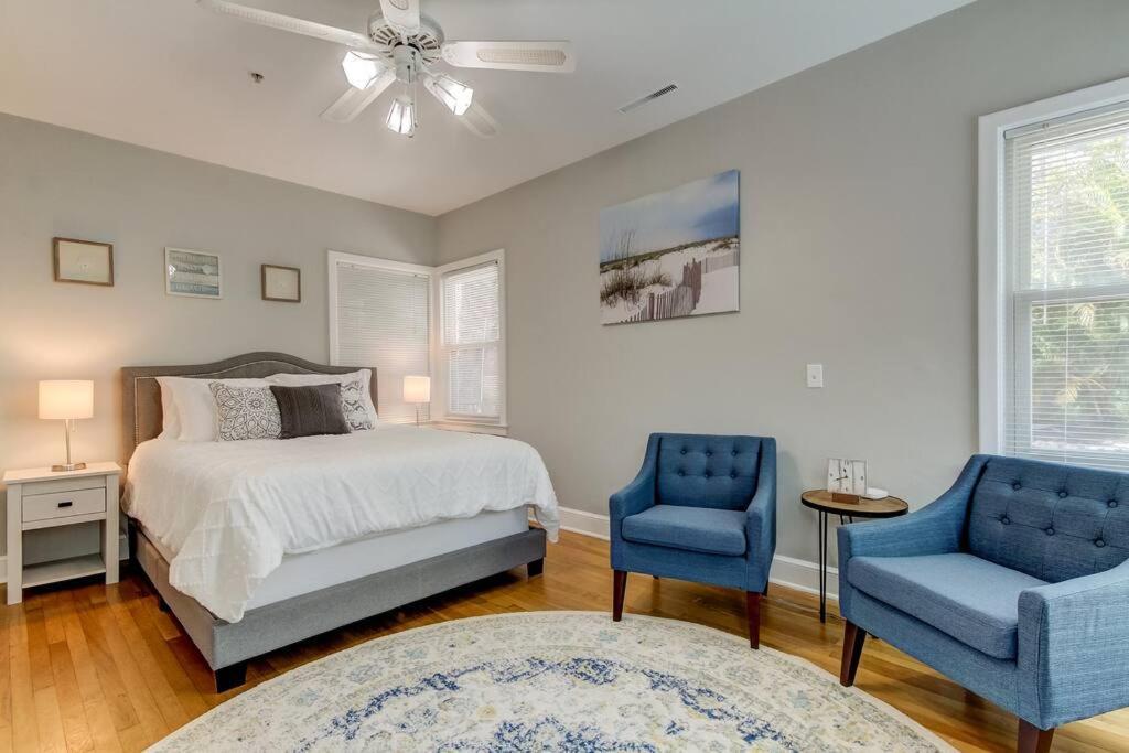 Light & Bright! Quaint Downtown Bungalow! Apartment