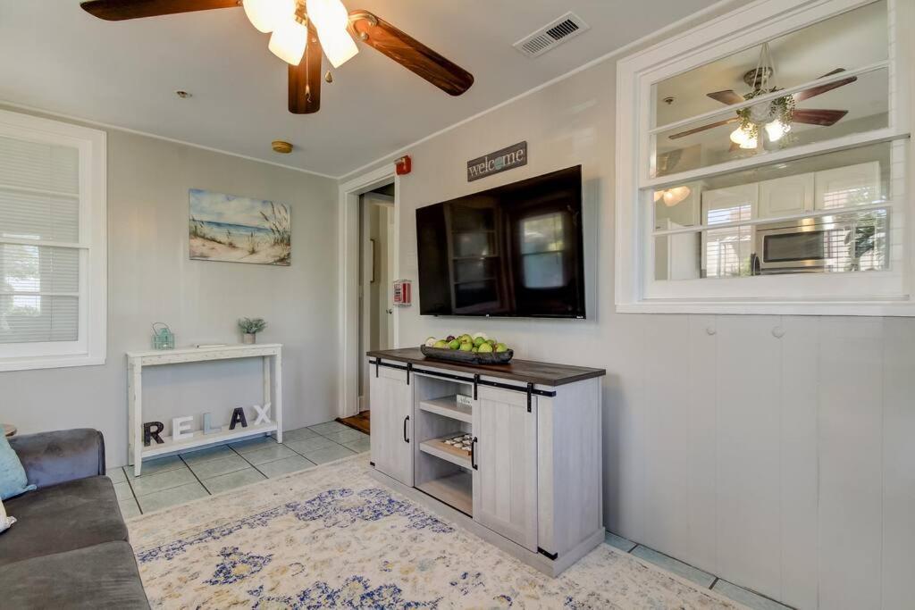 Light & Bright! Quaint Downtown Bungalow! *