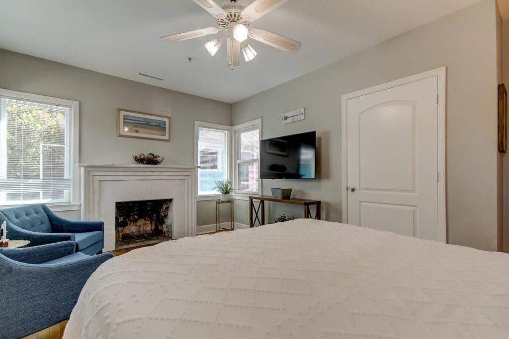 Apartment Light & Bright! Quaint Downtown Bungalow! *