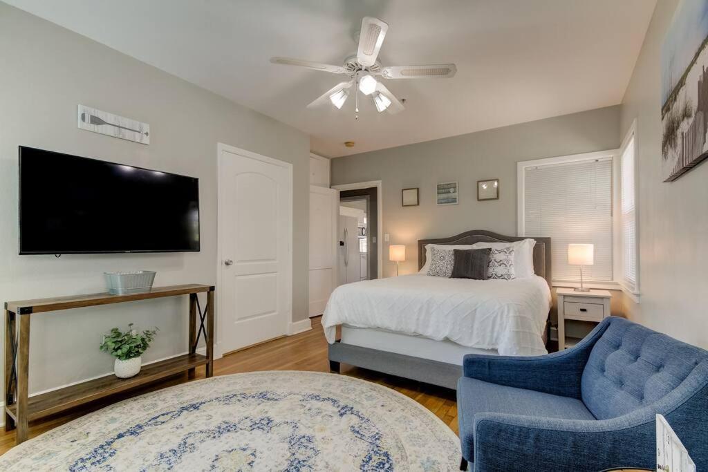 Light & Bright! Quaint Downtown Bungalow! Apartment *