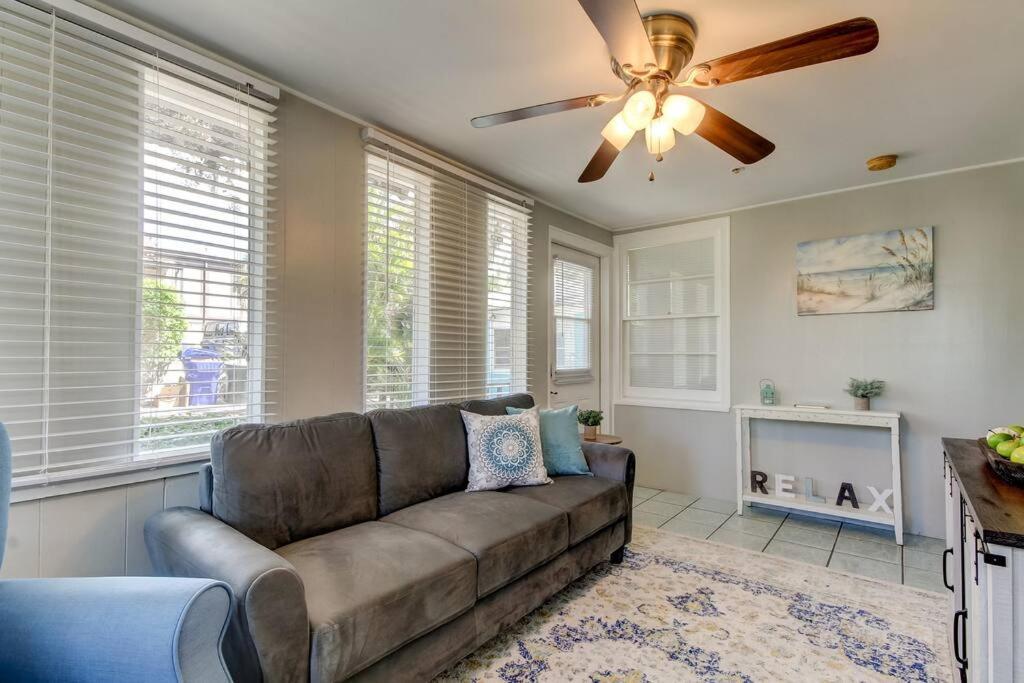 Light & Bright! Quaint Downtown Bungalow! Apartment