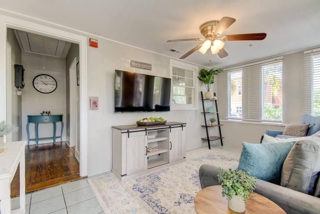 Apartment Light & Bright! Quaint Downtown Bungalow! Dunedin