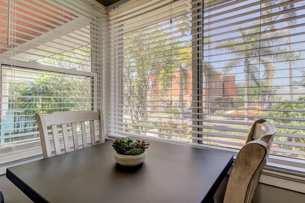 Light & Bright! Quaint Downtown Bungalow! Dunedin