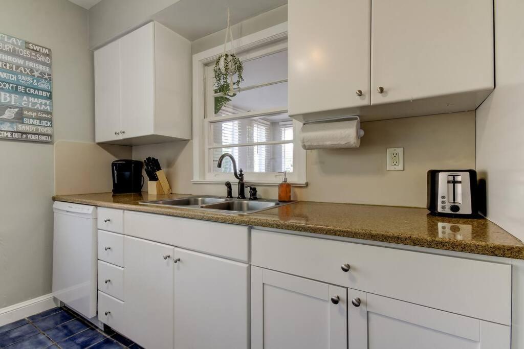 Apartment Light & Bright! Quaint Downtown Bungalow!